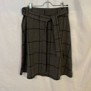 Olivia Blu stretchy jersey midi dark gray and black plaid tie waist skirt. Sz L